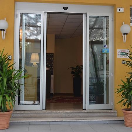 Hotel Capitol Pesaro Bagian luar foto