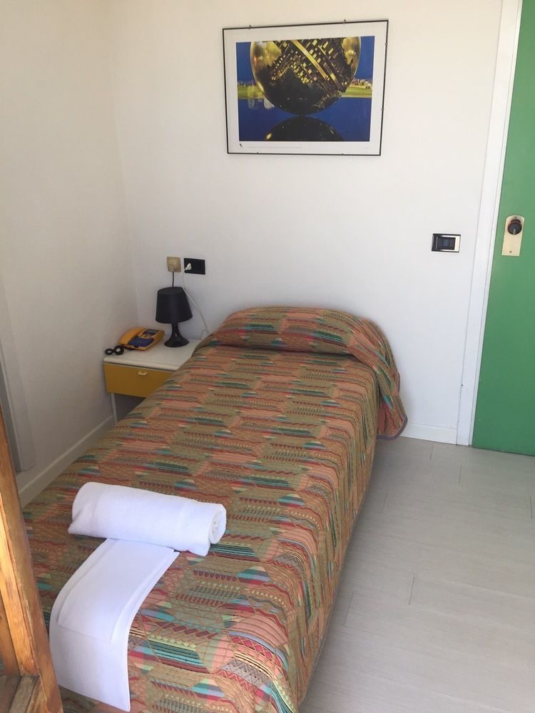 Hotel Capitol Pesaro Bagian luar foto