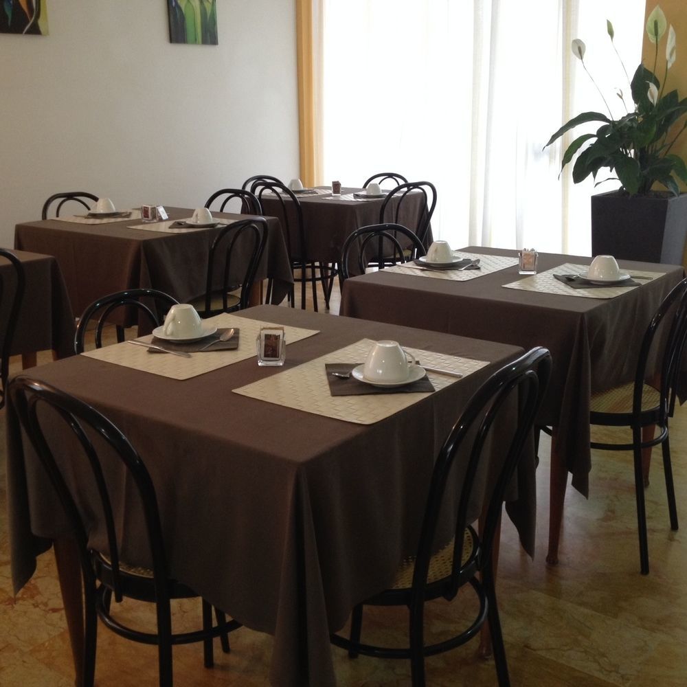 Hotel Capitol Pesaro Bagian luar foto