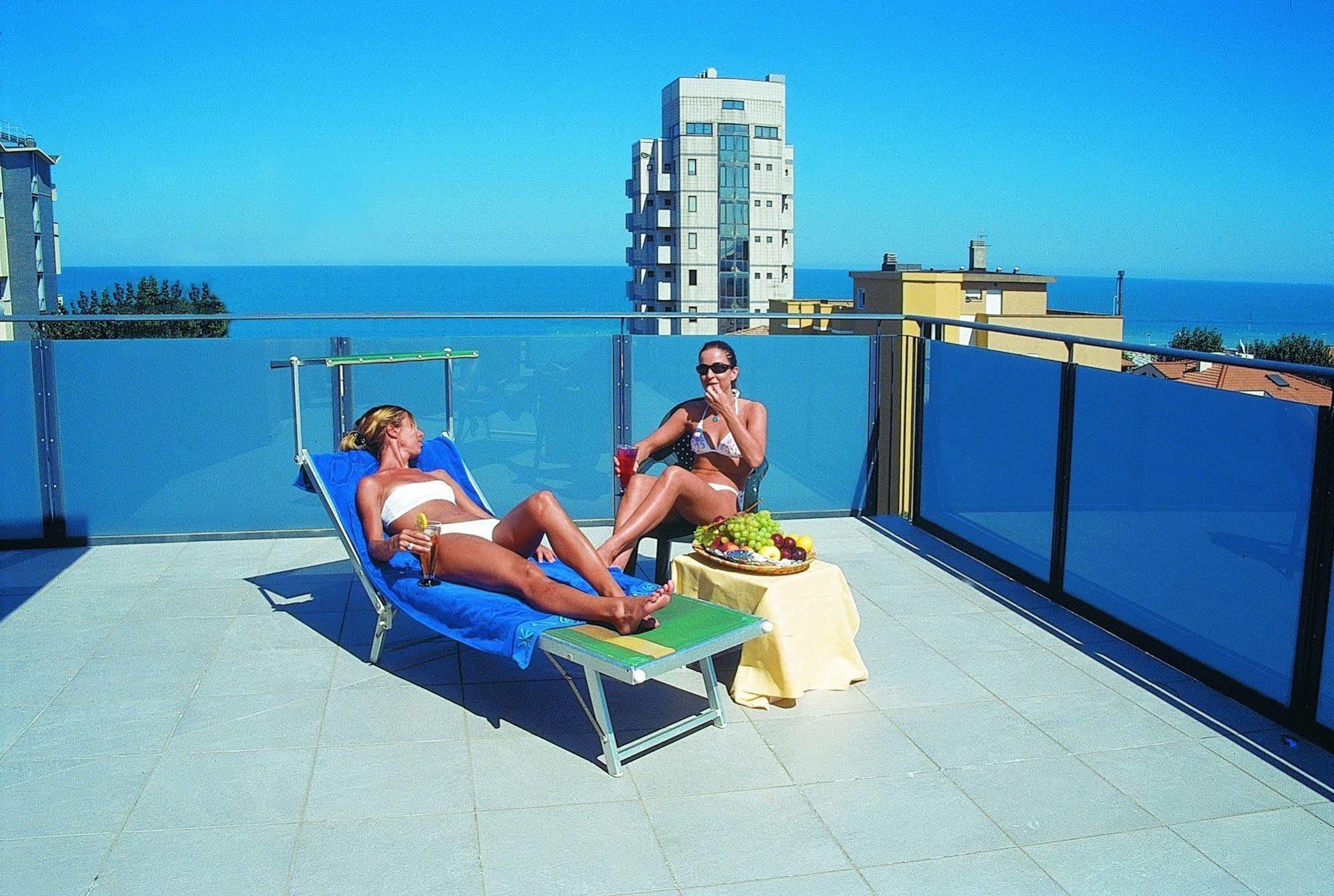 Hotel Capitol Pesaro Bagian luar foto